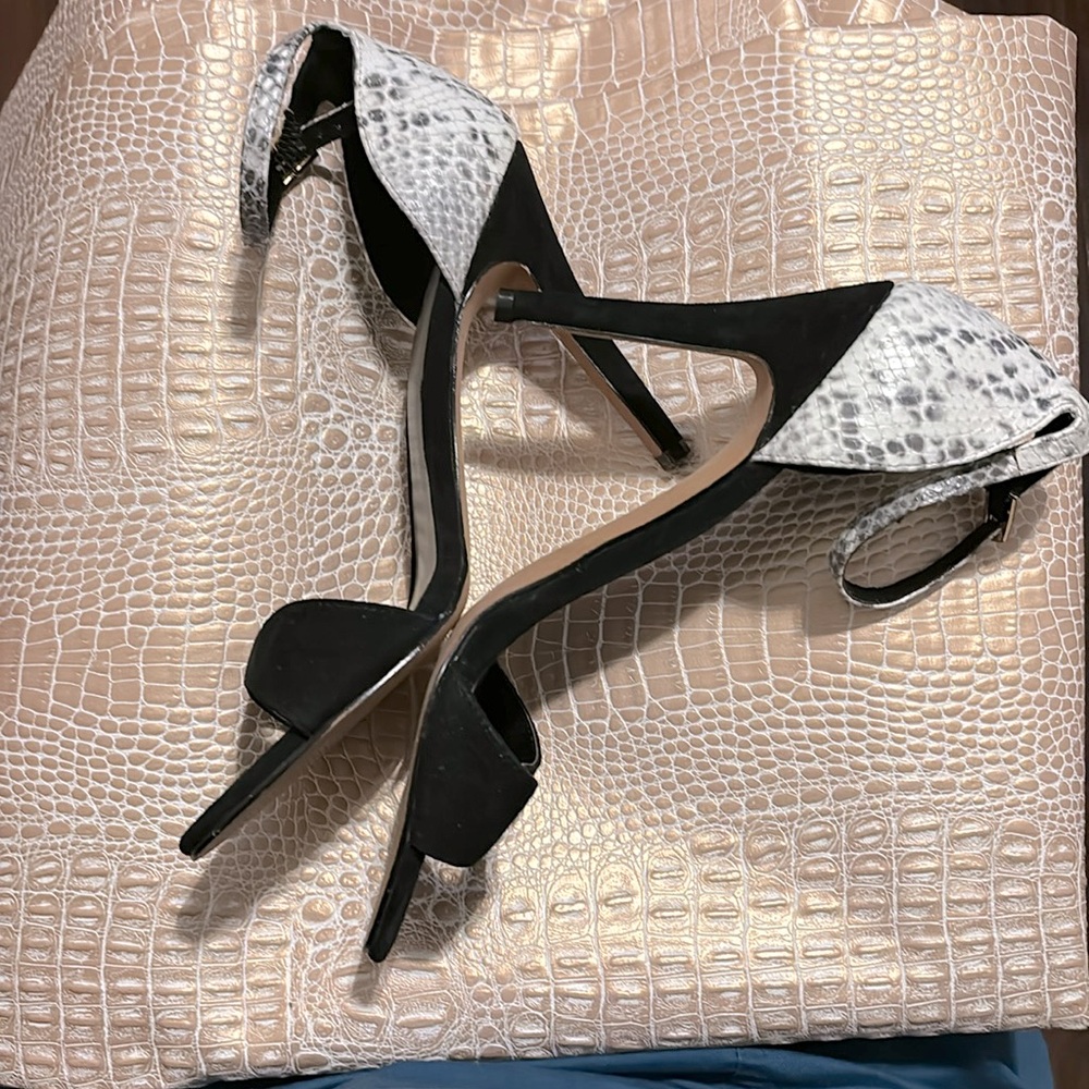 Nicole Miller Artelier Black& White Snakeskin Sandals Size 9